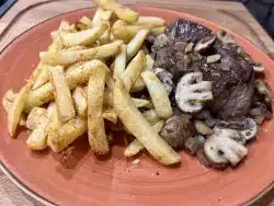 Filetsteak mit gebratenen Champignons und Pommes Frites