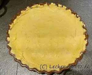 Polenta in die Formdrücken