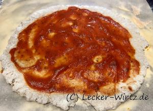 Kastanien-Pizza mit Tomatensauce bestreichen