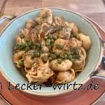 Tortellini mit Tomatensauce und Erbsen