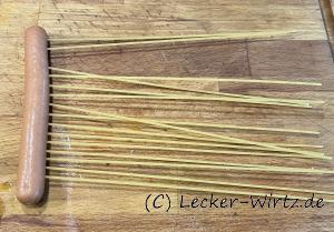 Die Spaghetti in die Würstchen stecken