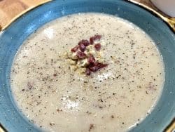 Knoblauchsuppe mit Schüttelbrot und Südtiroler Speck