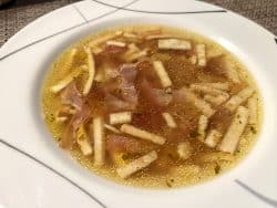 Frittatensuppe mit Südtiroler Speck