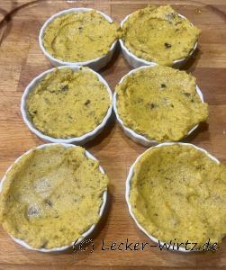 Die Tartelettes Förmchen mit Polenta auffüllen