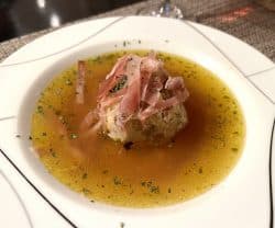 Südtiroler Speckknödel in der Brühe