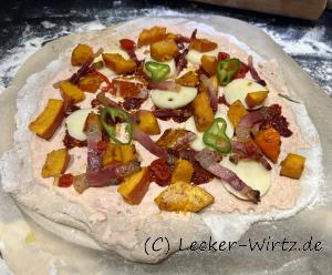 Kastanien-Pizza mit Kürbis belegen