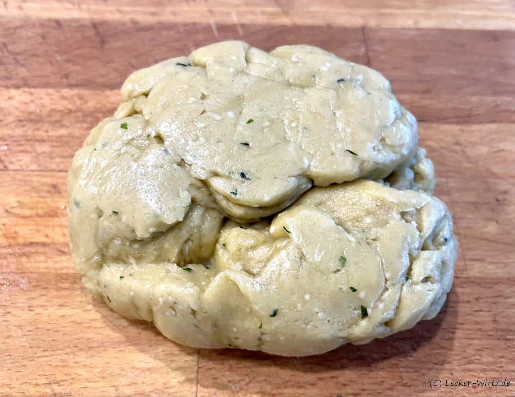 Mürbeteig zur Kugel formen