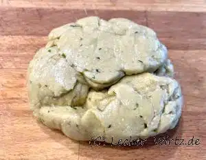 Mürbeteig zur Kugel formen