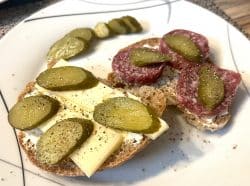 Vinschgauer Paarlen mit Salami und Käse