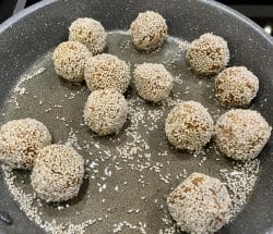 Rote Beete Falafel mit Sesamkruste