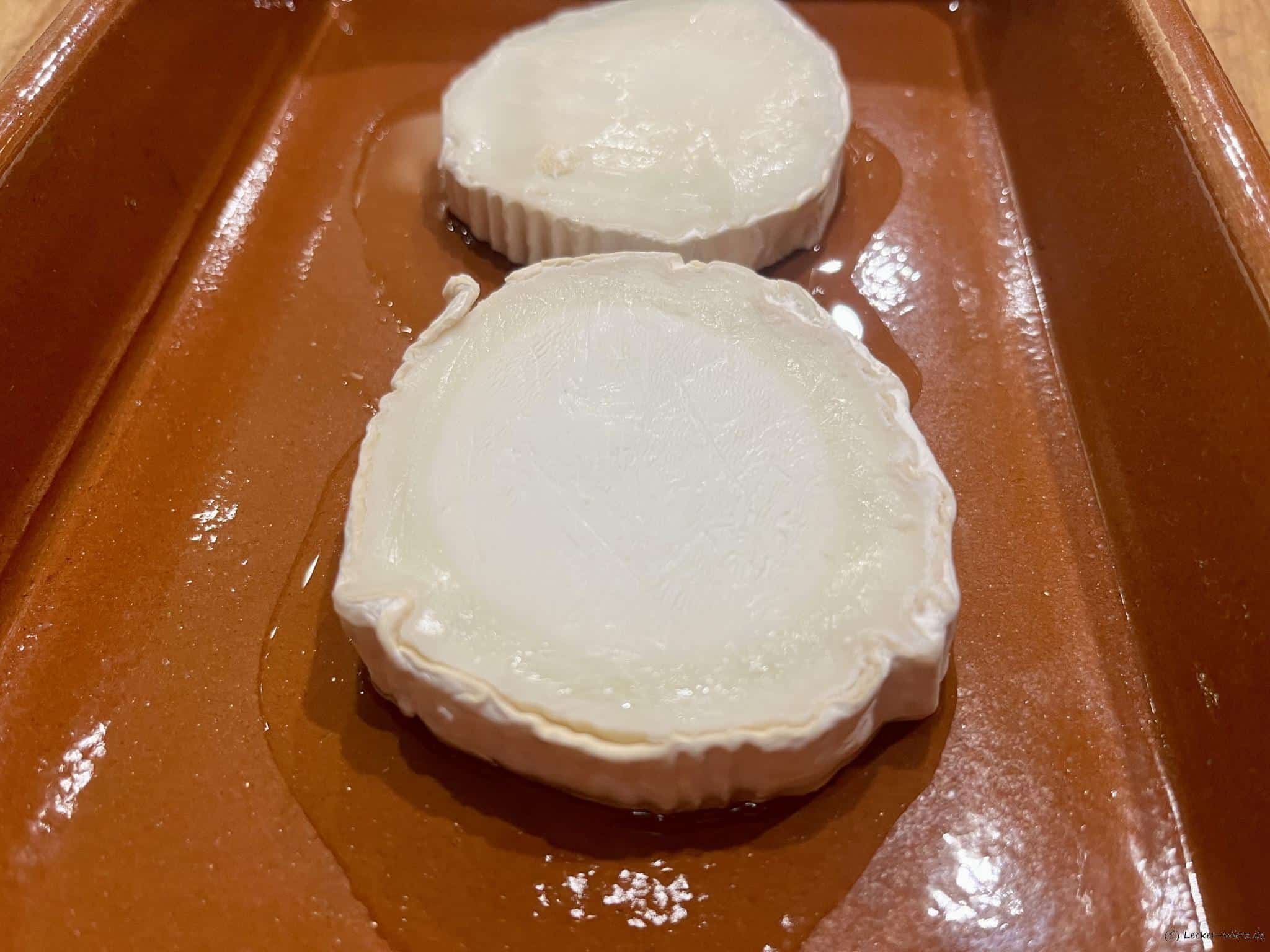 Überbackener Ziegenkäse auf Feldsalat mit Vinaigrette
