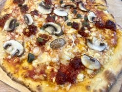 Pizza Nduja mit Champignons und Kapern