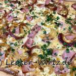 Flammkuchen mit Zwiebeln und Schinken
