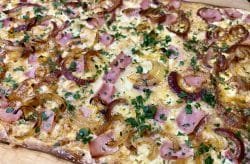Flammkuchen mit Zwiebeln und Schinken