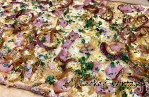 Flammkuchen mit Zwiebeln und Schinken