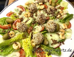 Gemischte Salatplatte mit Garnelen Ceviche und Falafel