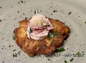 Reibekuchen mit Ziegenkäse und Schinken als Vorspeise