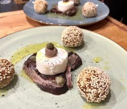 Rote Bete Falafel mit Ziegenkäse und Kapern