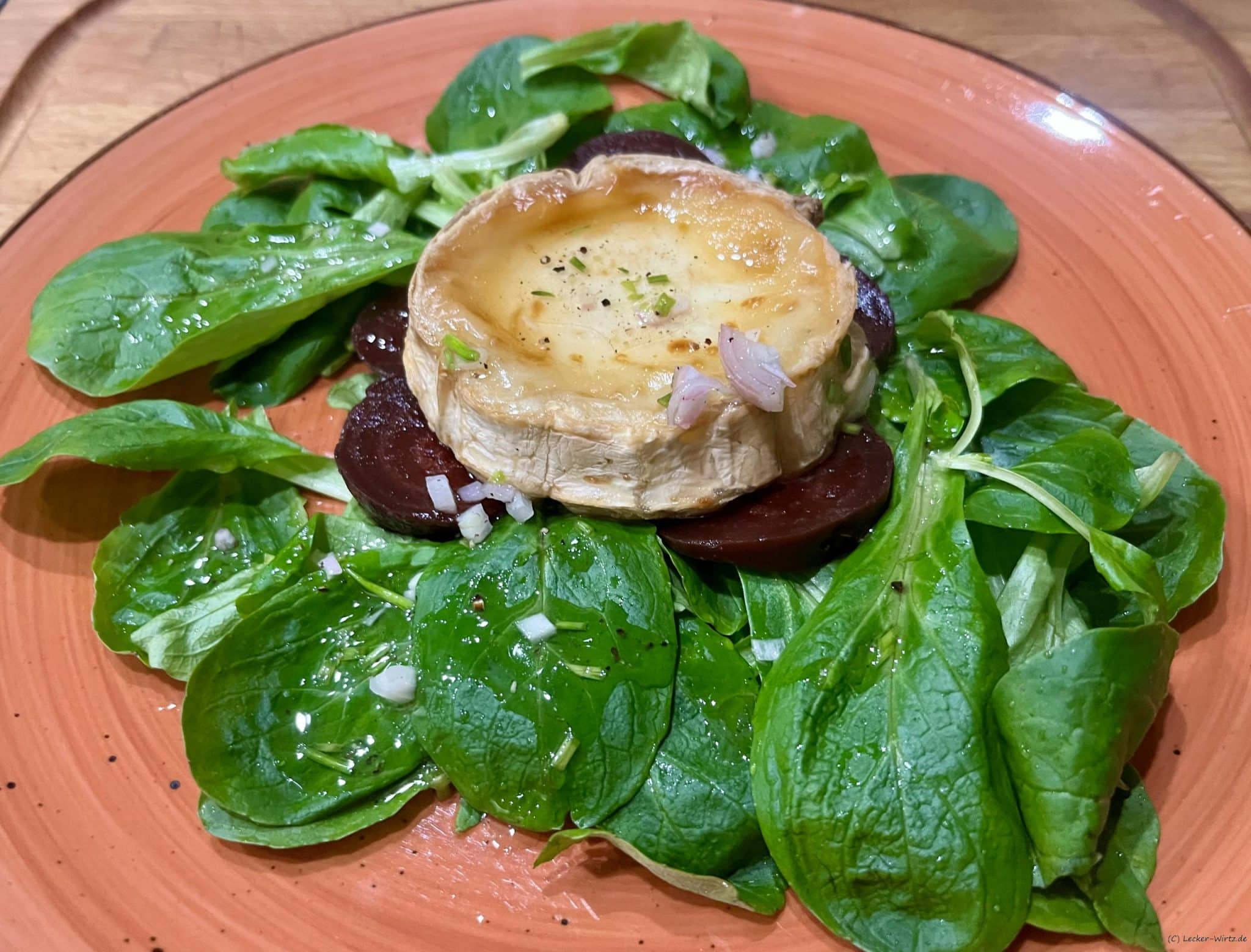 Überbackener Ziegenkäse auf Feldsalat mit Vinaigrette Überbackener Ziegenkäse auf Feldsalat mit Vinaigrette
