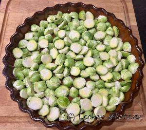 halbierter Rosenkohl in Auflaufform