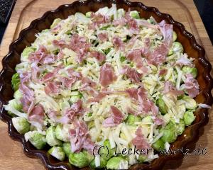 Salz, Olivenöl und den Guanciale darüber streuen.