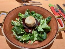 Überbackener Ziegenkäse auf roter Bete und Feldsalat