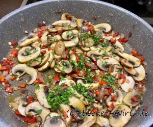 Paprika und Pilze anbraten