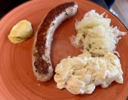 Frische Bratwurst mit Kartoffelsalat und Krautsalat