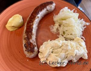 Frische Bratwurst mit Kartoffelsalat und Krautsalat