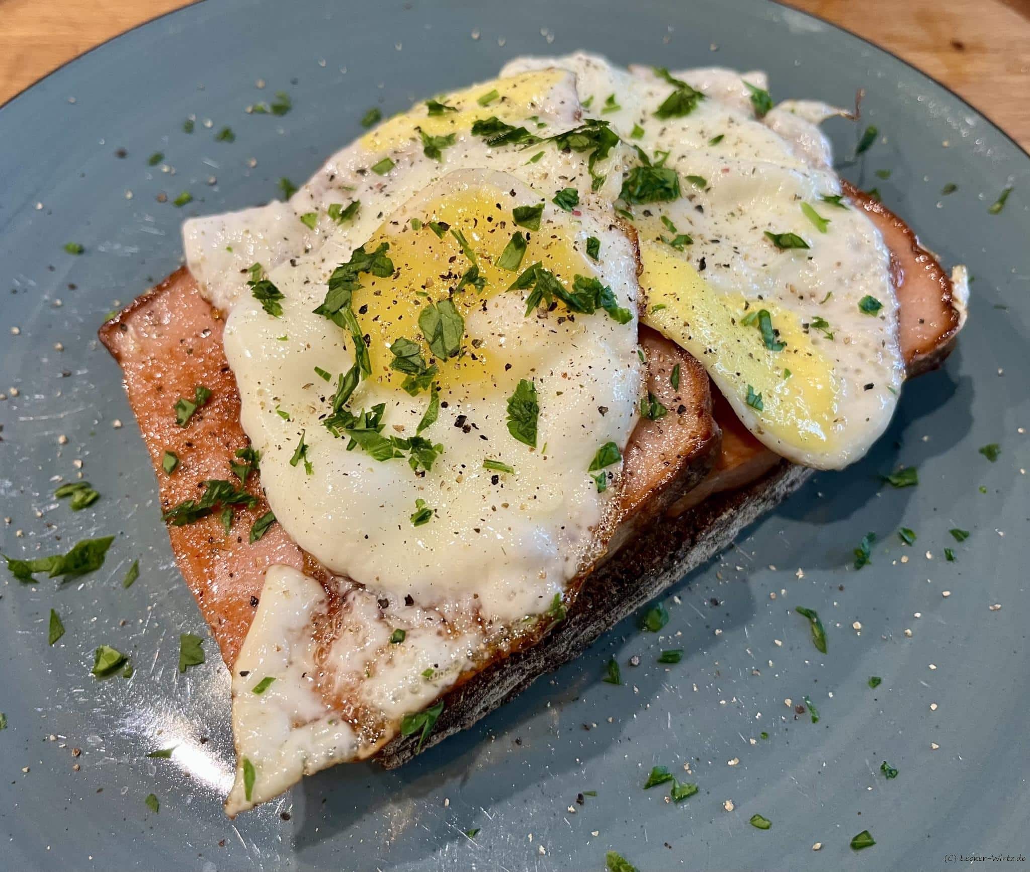 Strammer Sepp aus Bayern, ein Spiegelei auf Leberkäse Strammer Sepp aus Bayern, ein Spiegelei auf Leberkäse