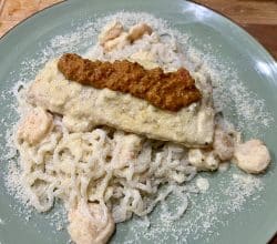 Sjögrasnudlar mit Lachs und Zitronengrassauce
