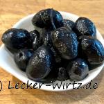 schwarze, getrocknete Oliven