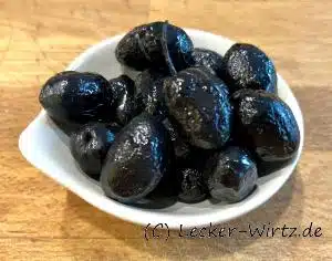 schwarze, getrocknete Oliven