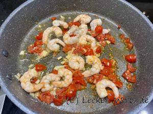 Garnelen, Chili und Tomaten abraten.