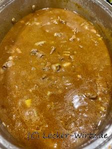 Nach 3h Stunden ist das Fleischbutterzart und die Sauce um ca. 1/3 reduziert.