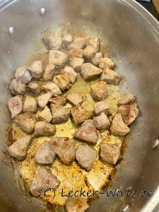 das Fleisch scharf anbraten