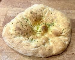 Pizza Pane mit Olivenöl und Rosmarin