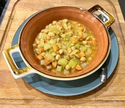 Kichererbsensuppe mit Sellerie und Möhren