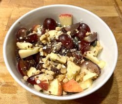 Müsli mit Apfel und Weintraube