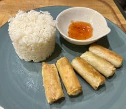 Mini Frühlingsrollen mit Chili Sauce und Reis