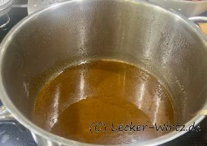 Sauce über ein Sieb abgießen
