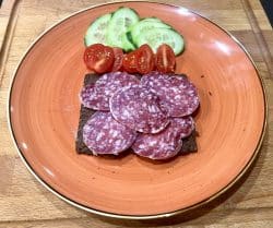 Italienische Salami auf Pumpernickel