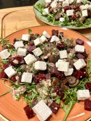 Rote Bete - Feta Salat mit glasierten Maronen auf Rucola