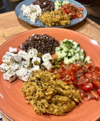 Mediterraner Linsensalat mit Tomaten-Paprika und Gurken-Selleriesalat