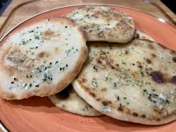 Knoblauch-Kräuter Naan