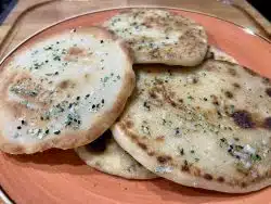 Knoblauch-Kräuter Naan
