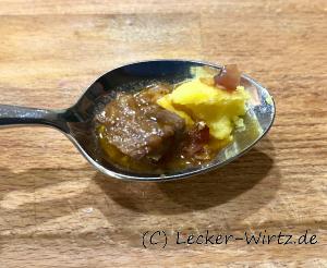 Ein Löffel Südtiroler Lammragout mit Polentaschnitten