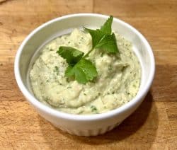Bohnencreme mit Knoblauch und Koriander