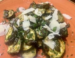 Zucchinisalat mit Kürbiskernen