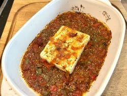 Griechischer Schafskäse auf geschmorter Paprika